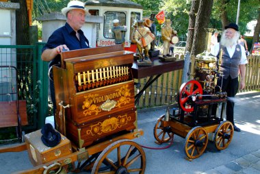 Viyana, Avusturya - 02 Eylül 2006: Viyana 'daki Bohemian Prater' da çeşitli varil organlarıyla organ varilleri oyuncularının yıllık toplantısı