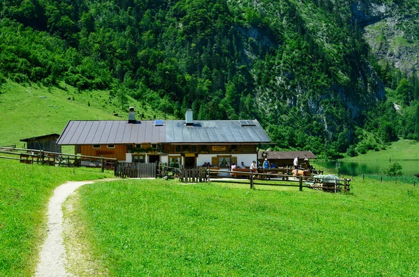 Berchtesgaden Německo Června 2015 Neidentifikovaní Lidé Malý Hostinec Jezeře Koenigssee — Stock fotografie