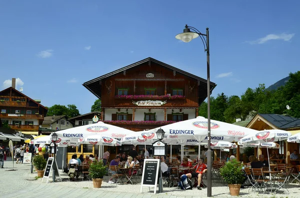 Berchtesgaden Γερμανία Ιουνίου 2015 Άγνωστα Άτομα Και Biergarten Στο Χωριό — Φωτογραφία Αρχείου