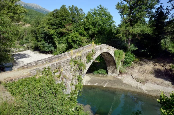 ギリシャ 古代の石造りの橋カンバー アガ別名カンパー Zagoritikos 川を渡る — ストック写真