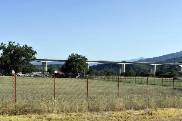 Grecia Carretera Que Cruza Valle Arachtos Con Puente Cerca Zagori —  Fotos de Stock