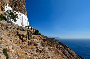 Amorgos Yunanistan - 09 Eylül 2025: Chozoviotissa 9. yüzyıl manastırı, Ege Denizi 'nin nefes kesici manzaralı bir kaya yüzeyine inşa edilmiş bir mimari mücevher.