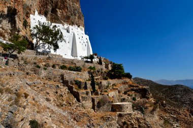 Amorgos Yunanistan - 09 Eylül 2025: Chozoviotissa 9. yüzyıl manastırı, Ege Denizi 'nin nefes kesici manzaralı bir kaya yüzeyine inşa edilmiş bir mimari mücevher.