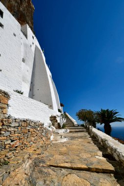 Amorgos Yunanistan - 09 Eylül 2025: Chozoviotissa 9. yüzyıl manastırı, Ege Denizi 'nin nefes kesici manzaralı bir kaya yüzeyine inşa edilmiş bir mimari mücevher.
