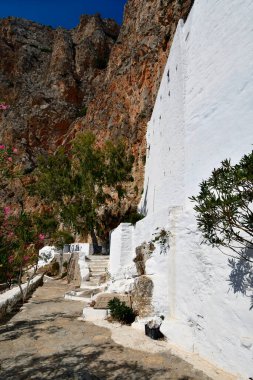 Amorgos Yunanistan - 09 Eylül 2025: Chozoviotissa 9. yüzyıl manastırı, Ege Denizi 'nin nefes kesici manzaralı bir kaya yüzeyine inşa edilmiş bir mimari mücevher.