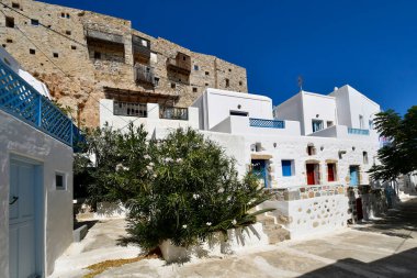 Astypalea, Yunanistan - 4 Eylül 2025: Chora, Ege Denizi adasındaki eski şatonun duvarları ve binaları ile çarpıcı beyaz bir şehir