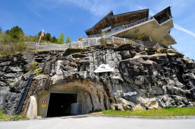 Mayrhofen, Avusturya - 30 Mayıs 2025: Dağdan geçen tünel Stillup barajına ve su deposuna ve Adlerblick diğer adıyla Eagles View Alp Hanı 'na tek giriş yolu.