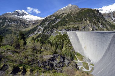 Mayrhofen, Avusturya - 30 Mayıs 2025: Avusturya Alplerinde yer alan Stillup enerji santralinin duvarı