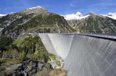 Mayrhofen, Avusturya - 30 Mayıs 2025: Avusturya Alplerindeki Stillup barajının büyük barajında bilinmeyen turistler