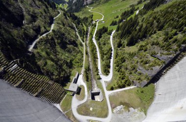 Mayrhofen, Avusturya - 30 Mayıs 2025: Stillup barajından Avusturya Alpleri 'nin ortasındaki dağ yollarıyla Stillup vadisine bakın