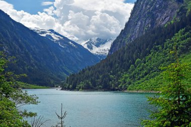 Mayrhofen, Avusturya - 01 Haziran 2025: Avusturya Alpleri 'ndeki Zillertal Vadisi' ndeki Stillup rezervuarındaki Şelale Patikası çevresindeki manzara