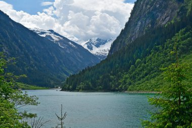 Mayrhofen, Avusturya - 01 Haziran 2025: Avusturya Alpleri 'ndeki Zillertal Vadisi' ndeki Stillup rezervuarında şelale izleri