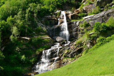 Mayrhofen, Avusturya - Kuzey Tyrol 'daki Avusturya Alpleri' ndeki Zillertal vadisindeki Stillup rezervuarında şelale, açık hava sporları için tercih edilen bir hedef.