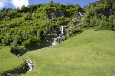 Mayrhofen, Avusturya - Kuzey Tyrol 'daki Avusturya Alpleri' ndeki Zillertal vadisindeki Stillup rezervuarında şelale, açık hava sporları için tercih edilen bir hedef.