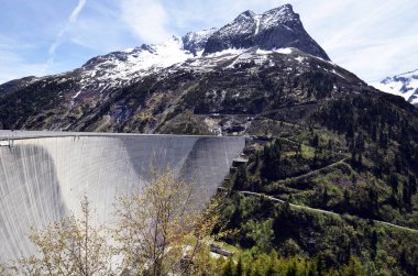 Mayrhofen, Avusturya - 30 Mayıs 2025: Avusturya Alplerinde yer alan Stillup enerji santralinin duvarı