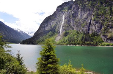 Mayrhofen, Avusturya - 01 Haziran 2025: Avusturya Alpleri 'ndeki Zillertal Vadisi' ndeki Stillup rezervuarında şelale izleri