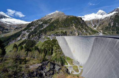 Mayrhofen, Avusturya - 30 Mayıs 2025: Avusturya Alplerinde yer alan Stillup enerji santralinin duvarı