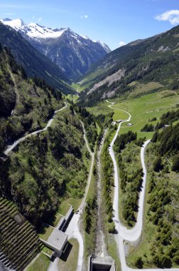 Mayrhofen, Avusturya - 30 Mayıs 2025: Stillup barajından Avusturya Alpleri 'nin ortasındaki dağ yollarıyla Stillup vadisine bakın