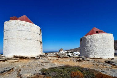 Yunanistan - Amorgos Adası, tepenin üzerinden yel değirmenleriyle kayalı ve şatosu harabe olan kasabaya doğru
