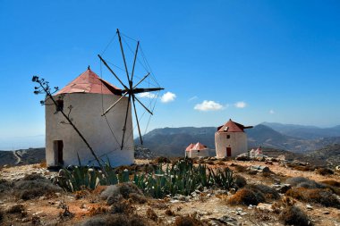 Yunanistan - Amorgos adasındaki Chora tepesindeki eski yel değirmeni - Ege Denizi 'ndeki harika bir Cycladic adası