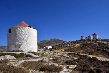 Yunanistan - Chora, Amorgos Adası 'ndaki tepede Ortaçağ rüzgar değirmenleri, Şapel ve su tankları