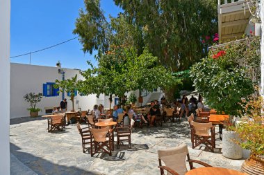 Chora, Yunanistan - 09 Eylül 2025: Bilinmeyen bir grup yerli, Chora 'daki büyük bir okaliptüs ağacının altında bir yaz gününün tadını çıkarıyor