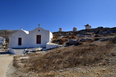 Yunanistan - Chora, Amorgos Adası 'ndaki tepede iki göbeği olan ortaçağ rüzgar değirmenleri ve şapeli