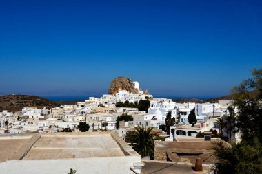 Yunanistan - Ege Denizi 'nde harika bir Cycladic adası olan Chora' daki eski şatonun kalıntılarıyla şehir