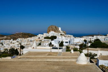 Yunanistan - Ege Denizi 'nde harika bir Cycladic adası olan Chora' daki eski şatonun kalıntılarıyla şehir