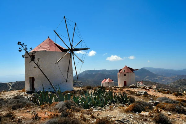 Yunanistan - Amorgos adasındaki Chora tepesindeki eski yel değirmeni - Ege Denizi 'ndeki harika bir Cycladic adası