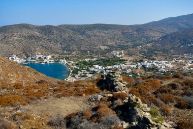 Amorgos, Yunanistan - 11 Eylül 2025: Antik dağ tepesindeki Minoa bölgesinden Katapola köyüne