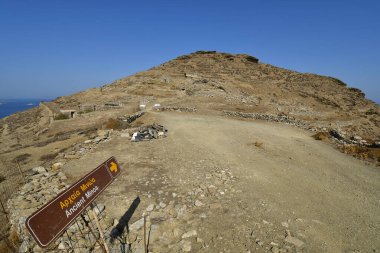 Amorgos, Yunanistan - 11 Eylül 2025: Girit Kralı Minos 'un eski yaz evi olan Mount doulia Hill' deki Katapola kasabasının üzerindeki Antik Minoa bölgesi