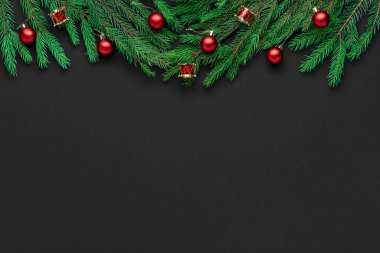 Mutlu Noeller ve mutlu bayramlar tebrik kartı, çerçeve, pankart. Siyah arkaplan.