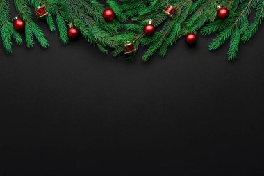 Mutlu Noeller ve mutlu bayramlar tebrik kartı, çerçeve, pankart. Siyah arkaplan.