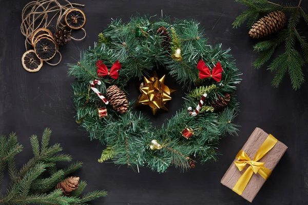 Christmas Wreath Black Concrete Background — Stock Photo, Image