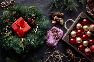 Siyah beton arka planda Noel çelengi