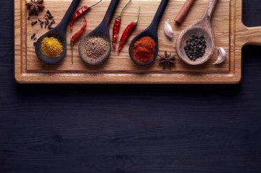 Et pişirmek için baharat ve otlarla tahta kesmek..