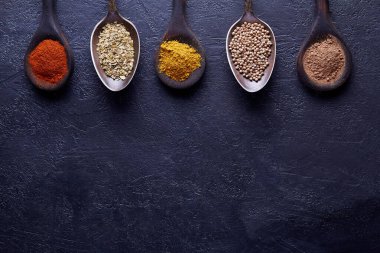 Esmer arka planda et pişirmek için baharatlar ve otlar.