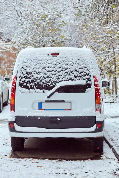Πίσω παράθυρο του λευκού αυτοκινήτου σταθμευμένο στο δρόμο την ημέρα του χειμώνα, πίσω όψη. Κάλυμμα για αυτοκόλλητο ή αυτοκόλλητο — Φωτογραφία Αρχείου