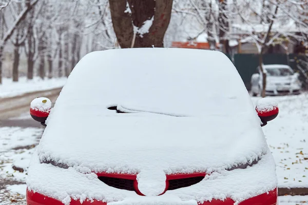 Κόκκινο αυτοκίνητο σταθμευμένο στο δρόμο την ημέρα του χειμώνα, πίσω όψη. Κάλυμμα για αυτοκόλλητο ή αυτοκόλλητο — Φωτογραφία Αρχείου