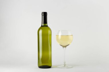 Beyaz şaraplı yeşil şarap şişesi.