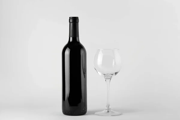 Svart Vinflaska Med Rött Vin Isolerat Vitt — Stockfoto