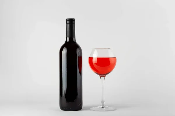 Botella Vino Negro Con Vino Tinto Aislado Blanco —  Fotos de Stock