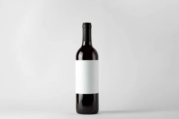 Svart Vinflaska Med Rött Vin Isolerat Vitt — Stockfoto