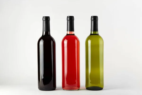 Bottiglie Vino Diversi Tipi Isolate Fondo Bianco — Foto Stock