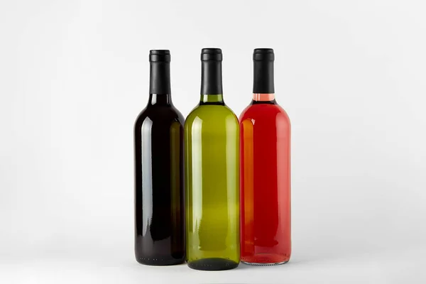 Bouteilles de vin de différents types isolées sur fond blanc — Photo