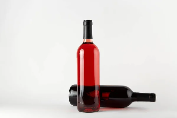 Mockup. Flaskor med vin av olika slag, isolerade på vit botten. — Stockfoto