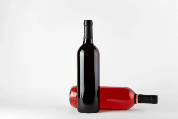 Mockup. Flaskor med vin av olika slag, isolerade på vit botten. — Stockfoto