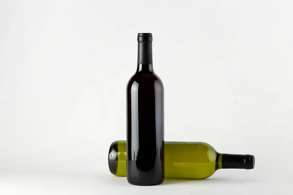 Mockup. Garrafas de vinho de diferentes tipos isoladas sobre um fundo branco. — Fotografia de Stock