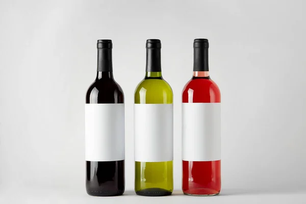 Maquette. Bouteilles de vin de différents types isolées sur fond blanc. — Photo